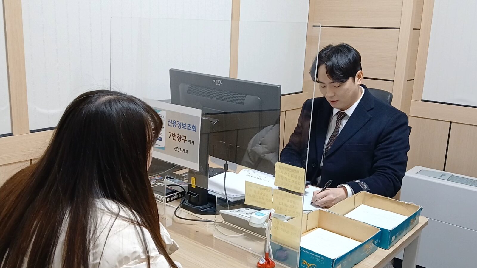 서울회생법원 뉴스타트 상담센터에서 상담 중인 김현기 법무사